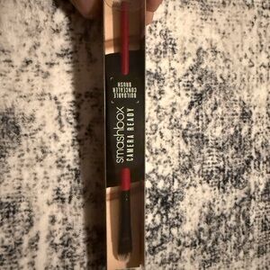 Smashbox Buildable Concealer Red and Black Brush